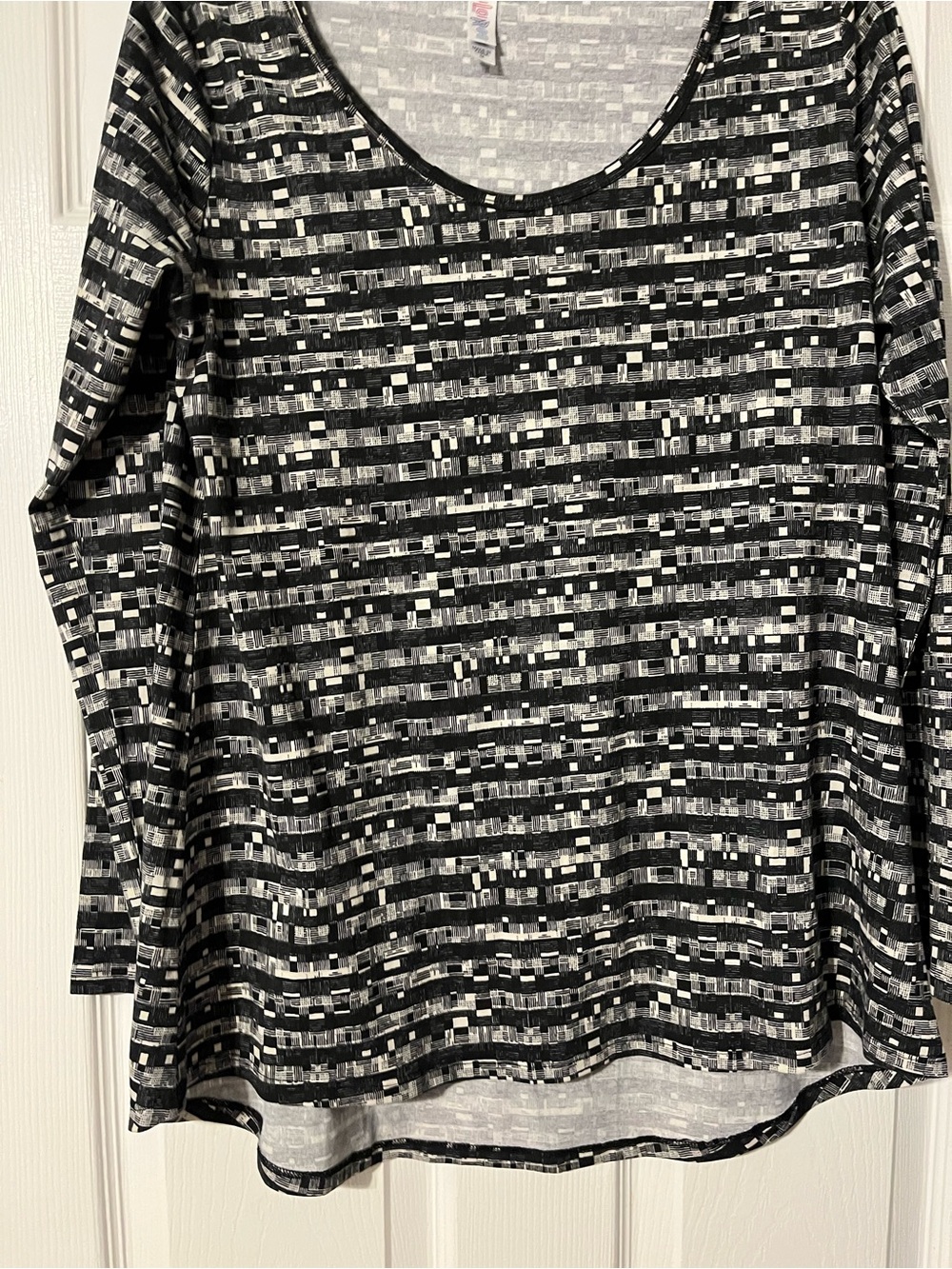 Women’s Black & White Patterned Long Sleeve Top LulaRoe